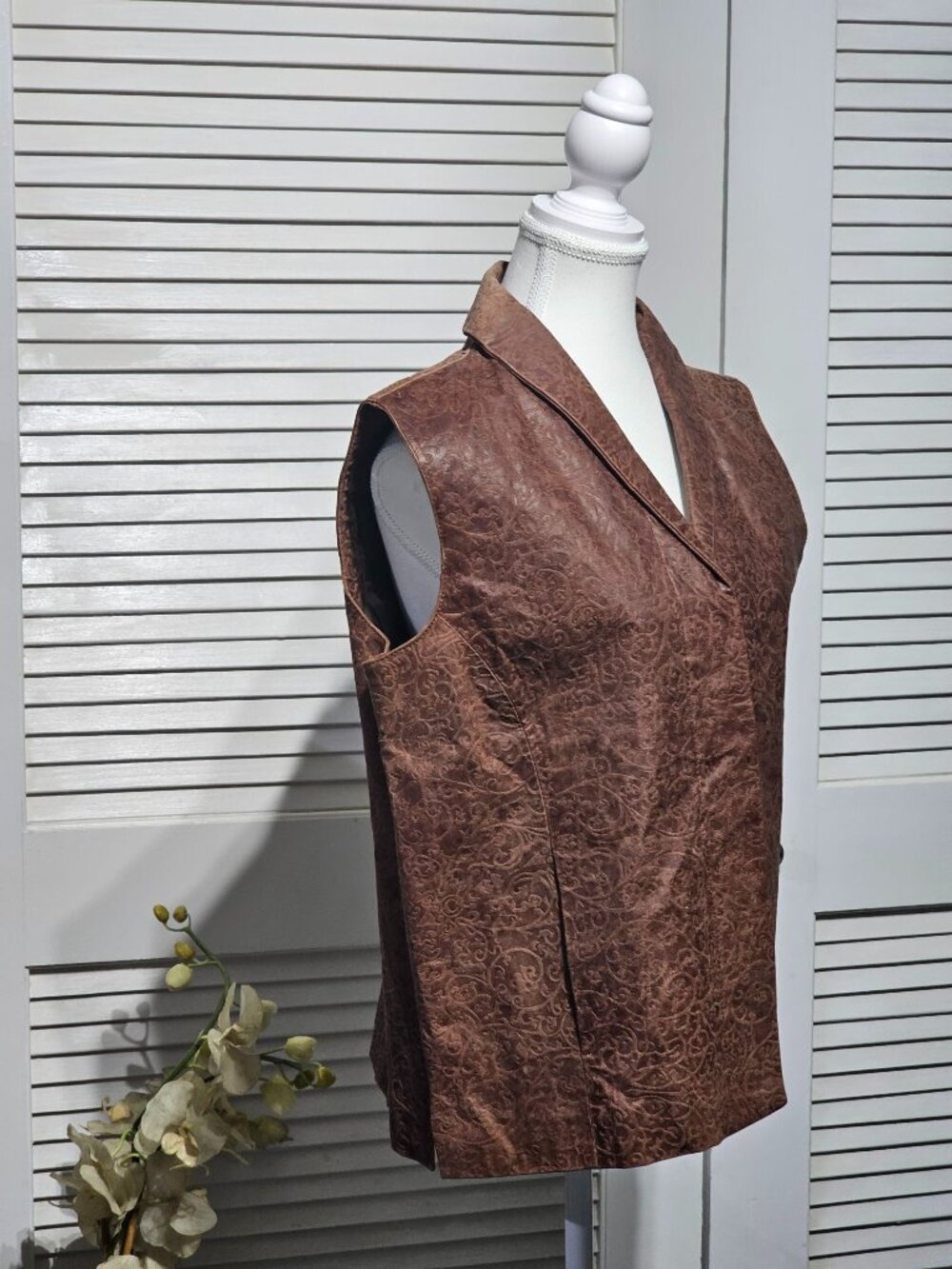 NWT Coldwater Creek Women's Embossed Brown Leather Button Front Vest Size M 3221 - Picture 2 of 12